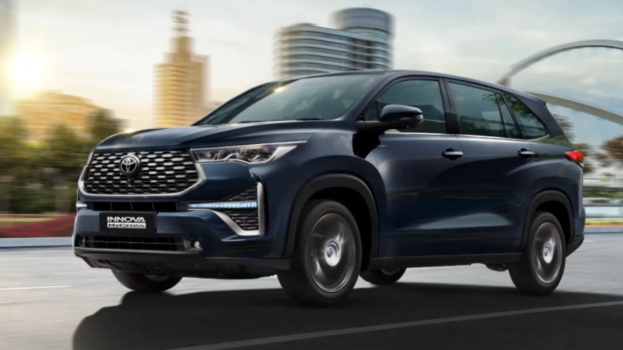 Toyota Innova Hycross के एडवांस फीचर्स, टचस्क्रीन इंफोटेनमेंट और कनेक्टेड कार टेक्नोलॉजी